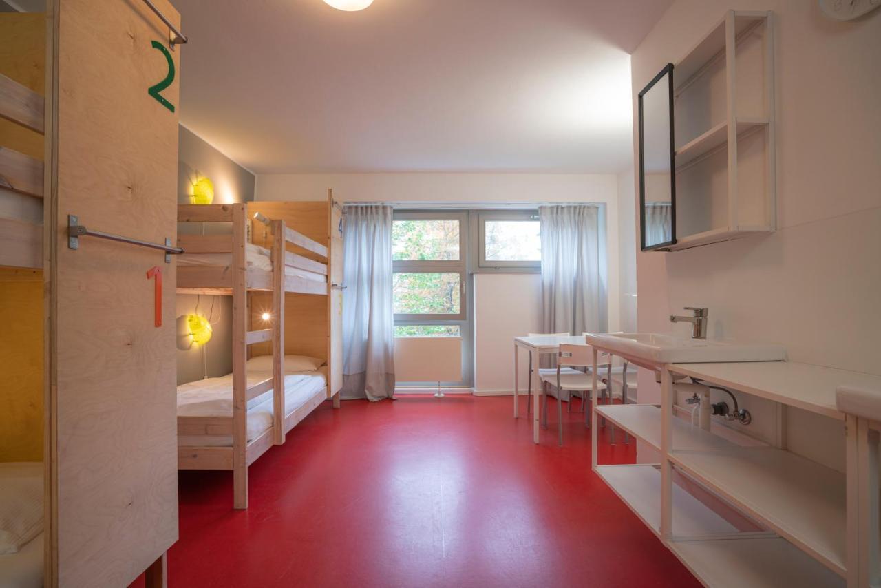 Cama en habitación femenina compartida de 4 camas
